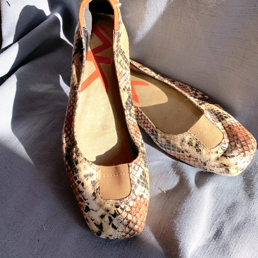 Anne Klein size 8.5 animal print flat